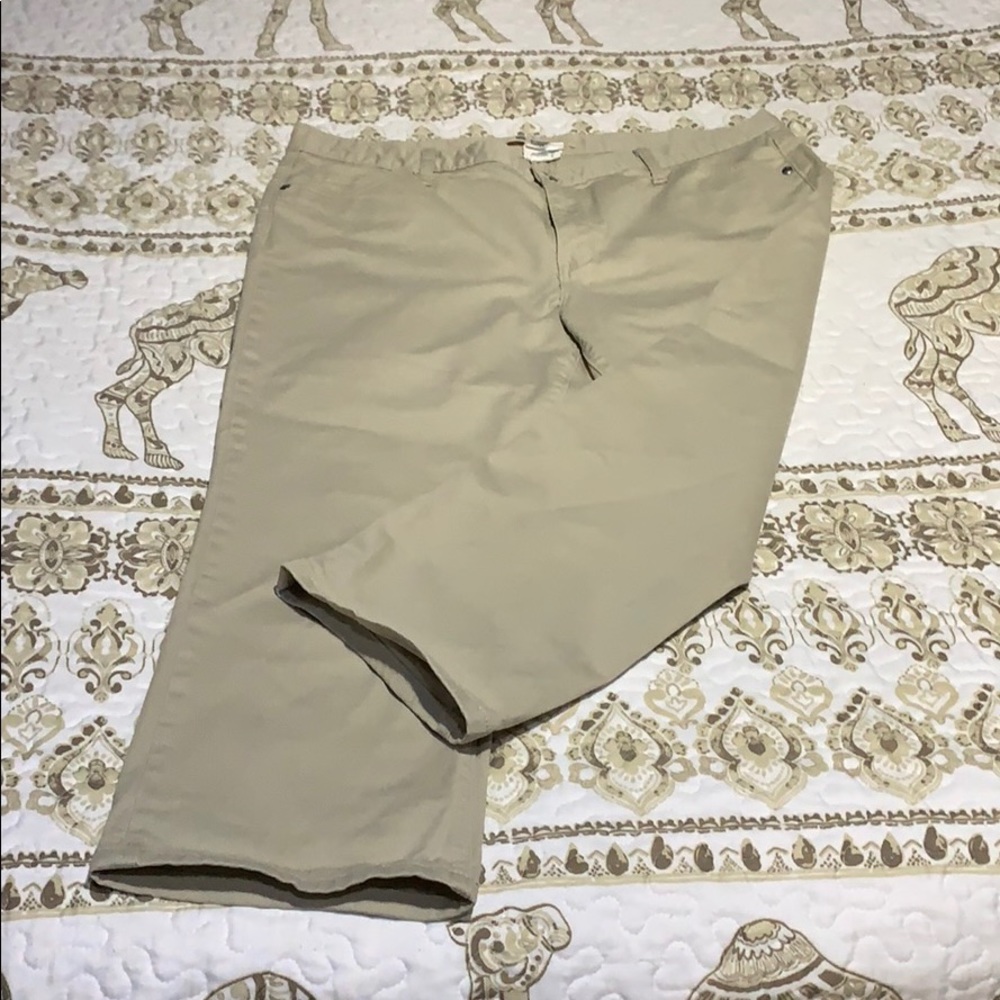 Gap low rise khaki Capris